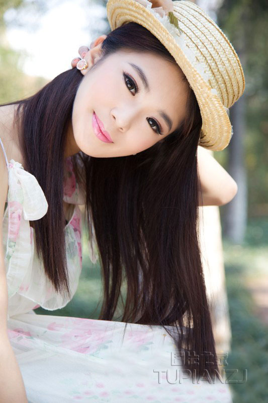 日本19岁嫩模佐野雏子近日在网上爆红 童颜清纯甜美大胸长腿